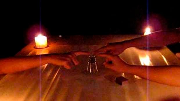 Jovens são possuídos por demônios ao invocarem espíritos na “brincadeira” do copo ASSISTA