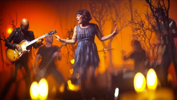 Flyleaf lança clipe “Set Me On Fire” com nova vocalista