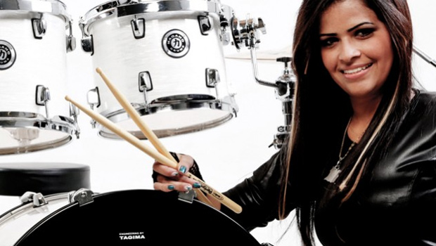 Conheça a baterista Vanessa Costta
