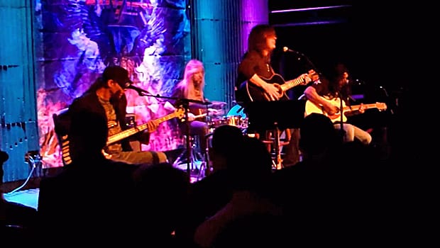Stryper acústico ao vivo no “Tupelo Music Hall”