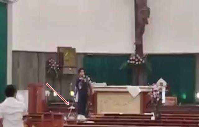 Homem armado ataca igreja com espada deixando 4 feridos