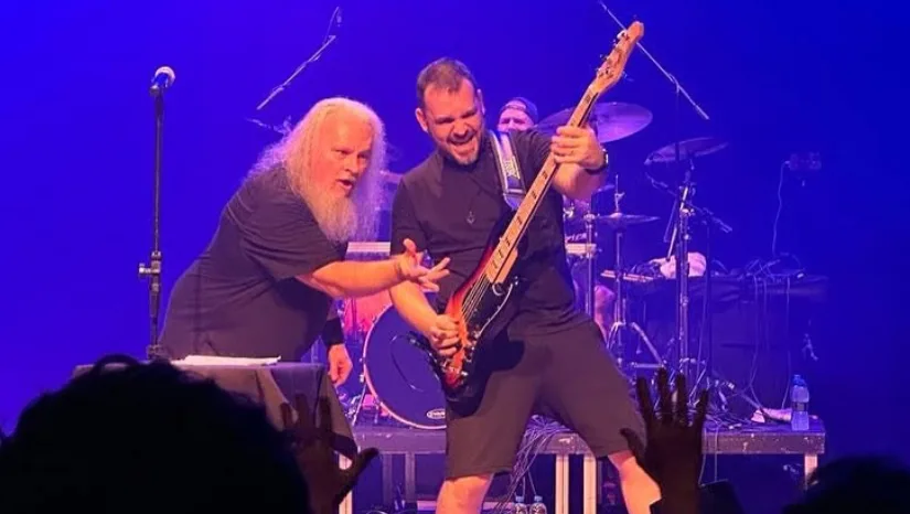 Bride cancela turnê de novembro